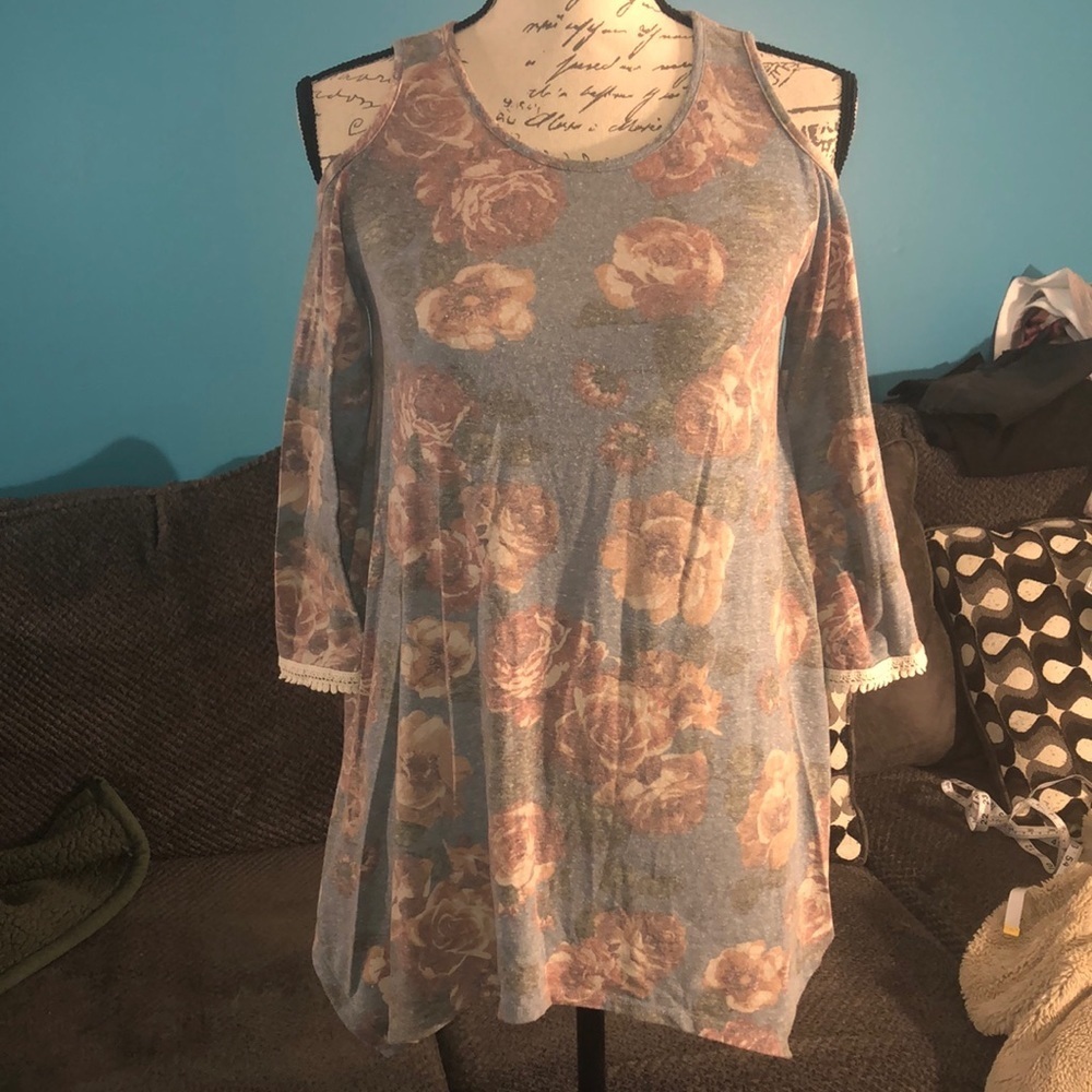🎉4 for $20 Amelia & Joe Cold Shoulder Tunic, Small